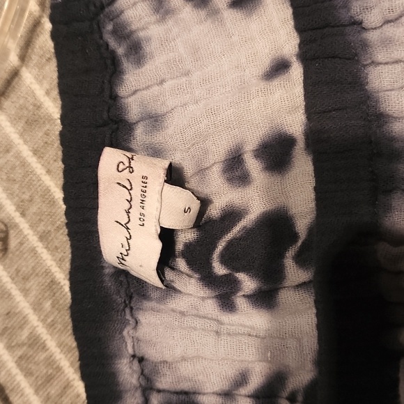 4/$20 Adorable Navy tie die blouse - Picture 3 of 3